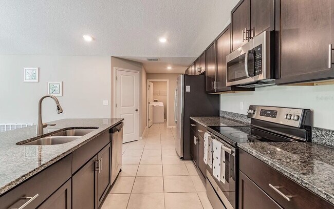 Foto del edificio - "Discover Spacious Comfort: 4-Bed, 2-Bath Gem in Riverview!"