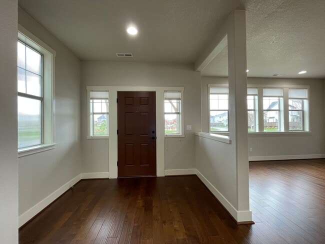 Building Photo - Lovely North Plains 4Bd 2.5Ba Home with At...