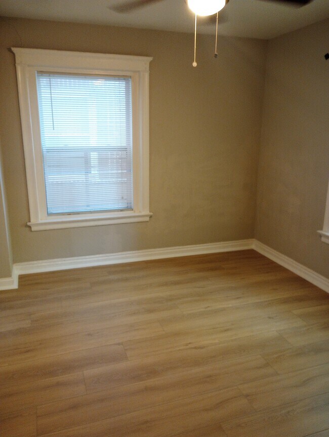 Foto del edificio - 912-914 E 39th St