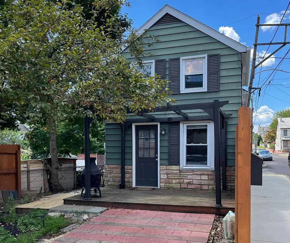 Foto principal - Charming 2-Bedroom Single-Family Home – Pr...