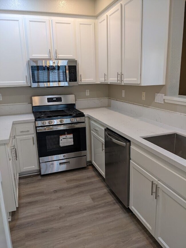 Building Photo - Corner Unit 3 Bed/2.5 Bath Townhome in Gat...