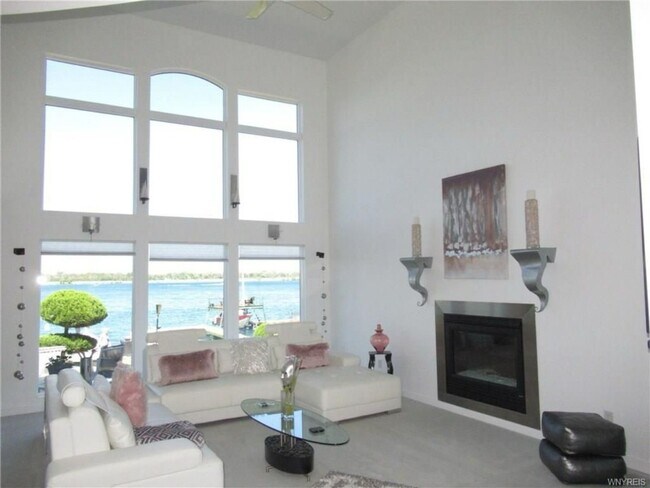 Building Photo - 2 Bedroom Single Family Water Front Home i...