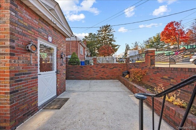 Building Photo - 124 Alexander Ave