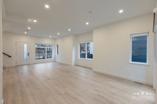 Building Photo - 3 - Bed + 3 - Bath + 1 Office/Den in South Surrey!