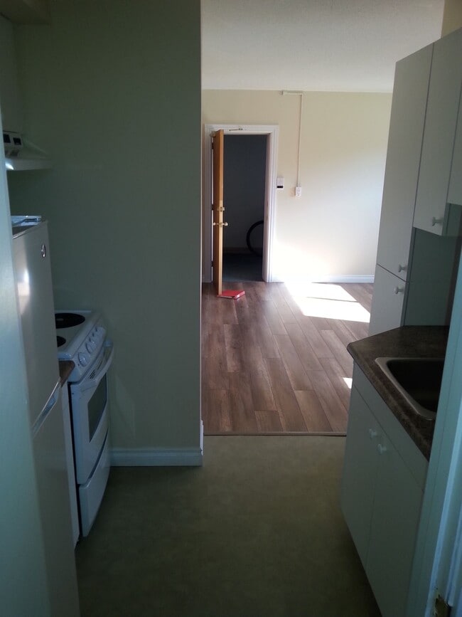 Building Photo - 164 Westmount St