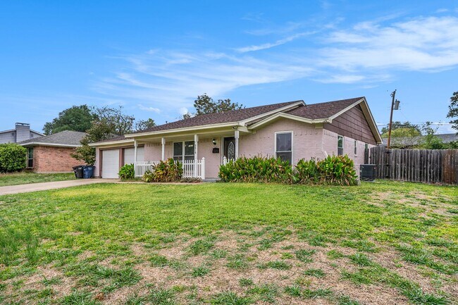 Foto del edificio - Beautifully crafted 3-2-2 in Fort Worth! Fridge Included