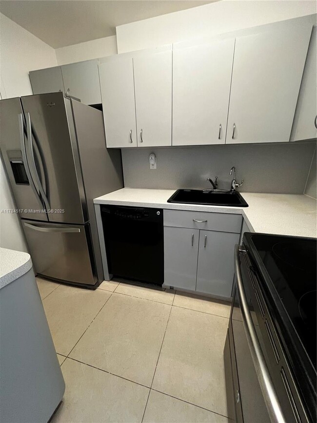 Building Photo - 2899 Collins Ave