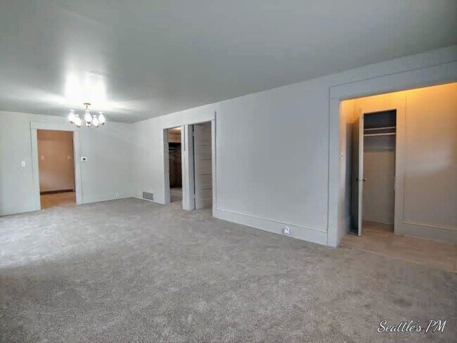 Foto del edificio - Roomy U district home