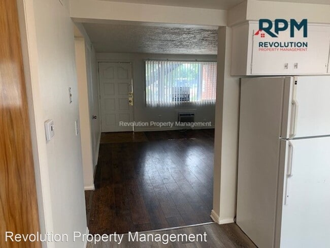 Building Photo - 2 br, 1 bath House - 246 E Helm Ave #10