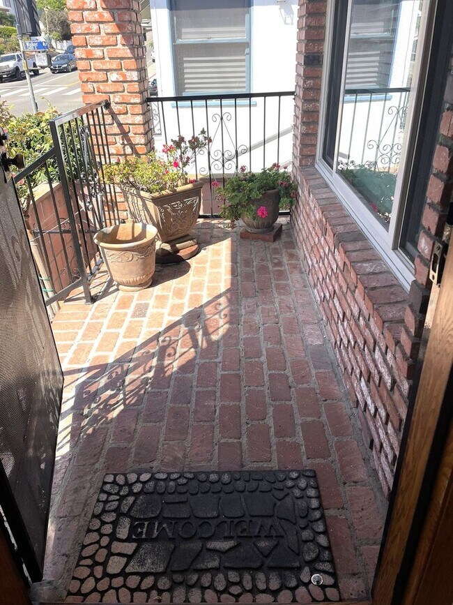 Foto del edificio - Charming 3-Bedroom Home with Modern Upgrad...