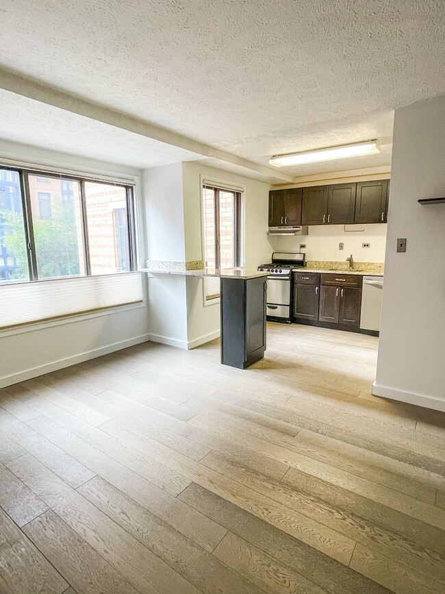 Natural light - 1440 N St NW