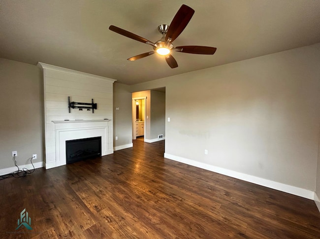 Building Photo - Newly Remodeled Single Family Home