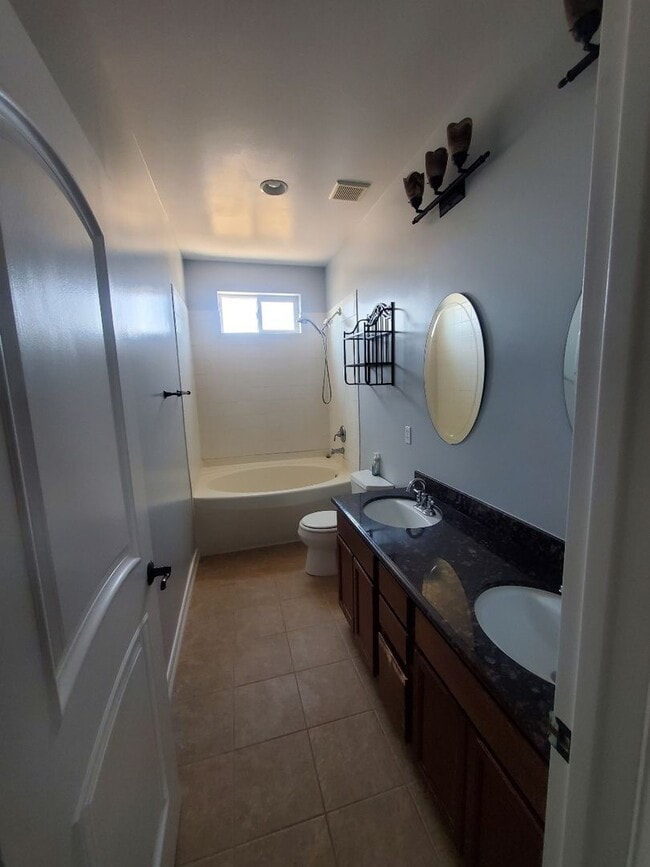 Building Photo - Quiet Desert Rental