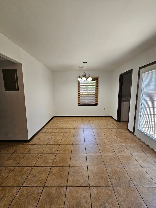 Foto del edificio - 915 Southgate Dr