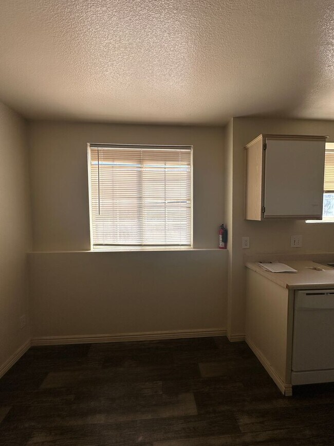 Foto del edificio - 4-bedroom, 2-bath apartment in Cedar City fourplex