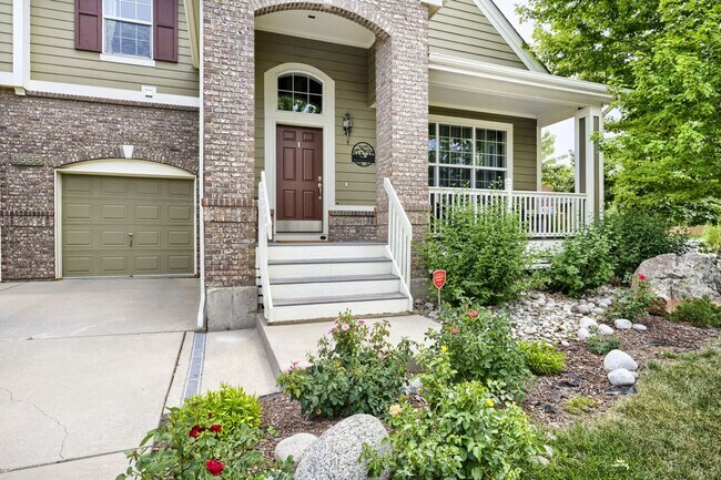 Foto del edificio - Stunning 4 bed, 4 bath on Corner Lot! Available Mid-August!