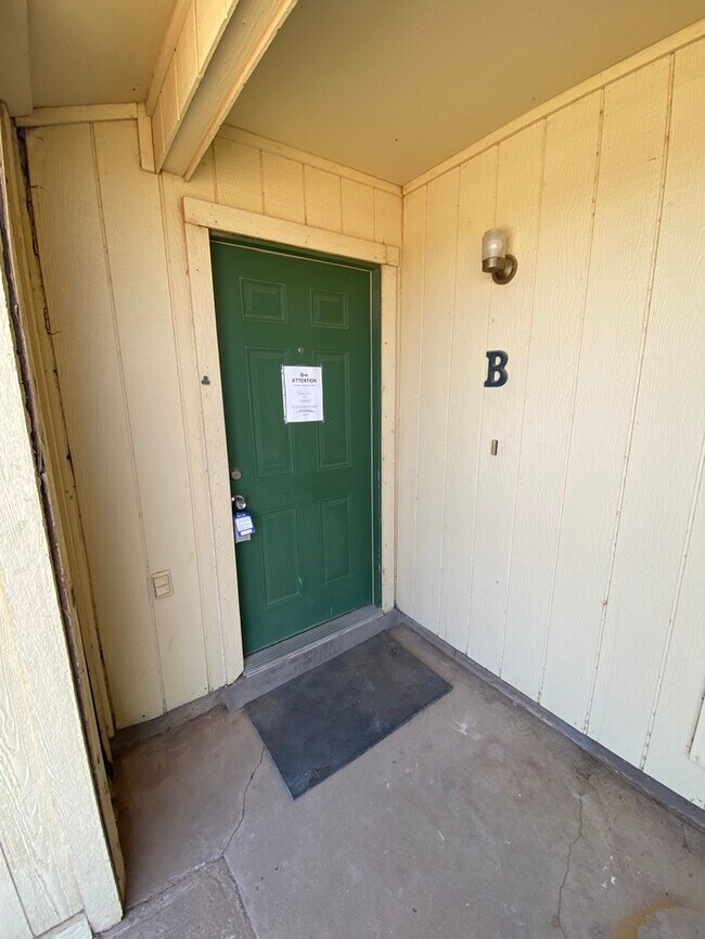 Building Photo - 2 bed 1 bath duplex unit