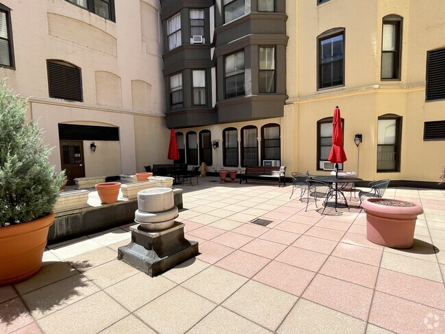 Building Photo - 10 Charlesgate E