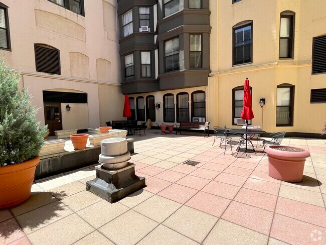 Building Photo - 10 Charlesgate E