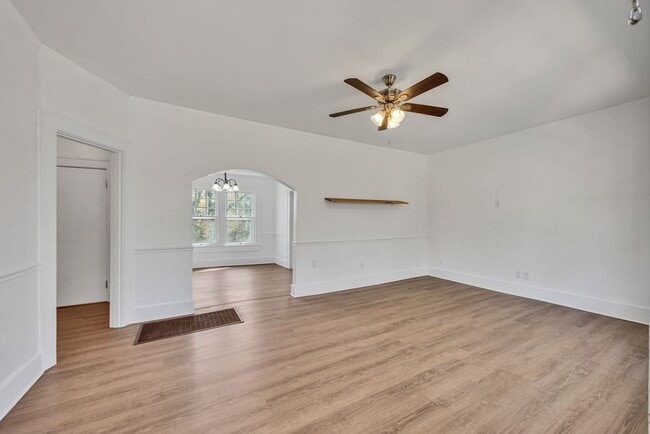 Building Photo - 156 Greens Lake Rd
