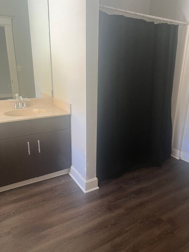 Building Photo - Beautiful Downtown Studio Loft available now!