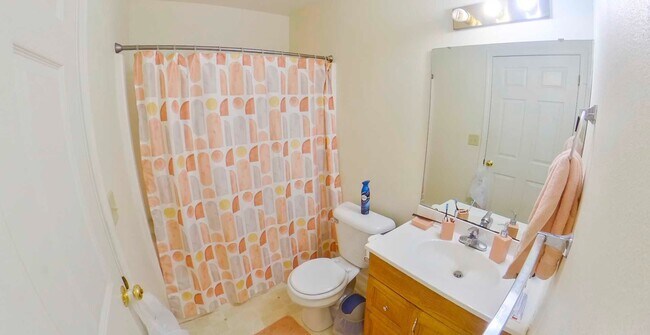 Foto del edificio - 3D Tour Available - Attached Garage + Pet ...