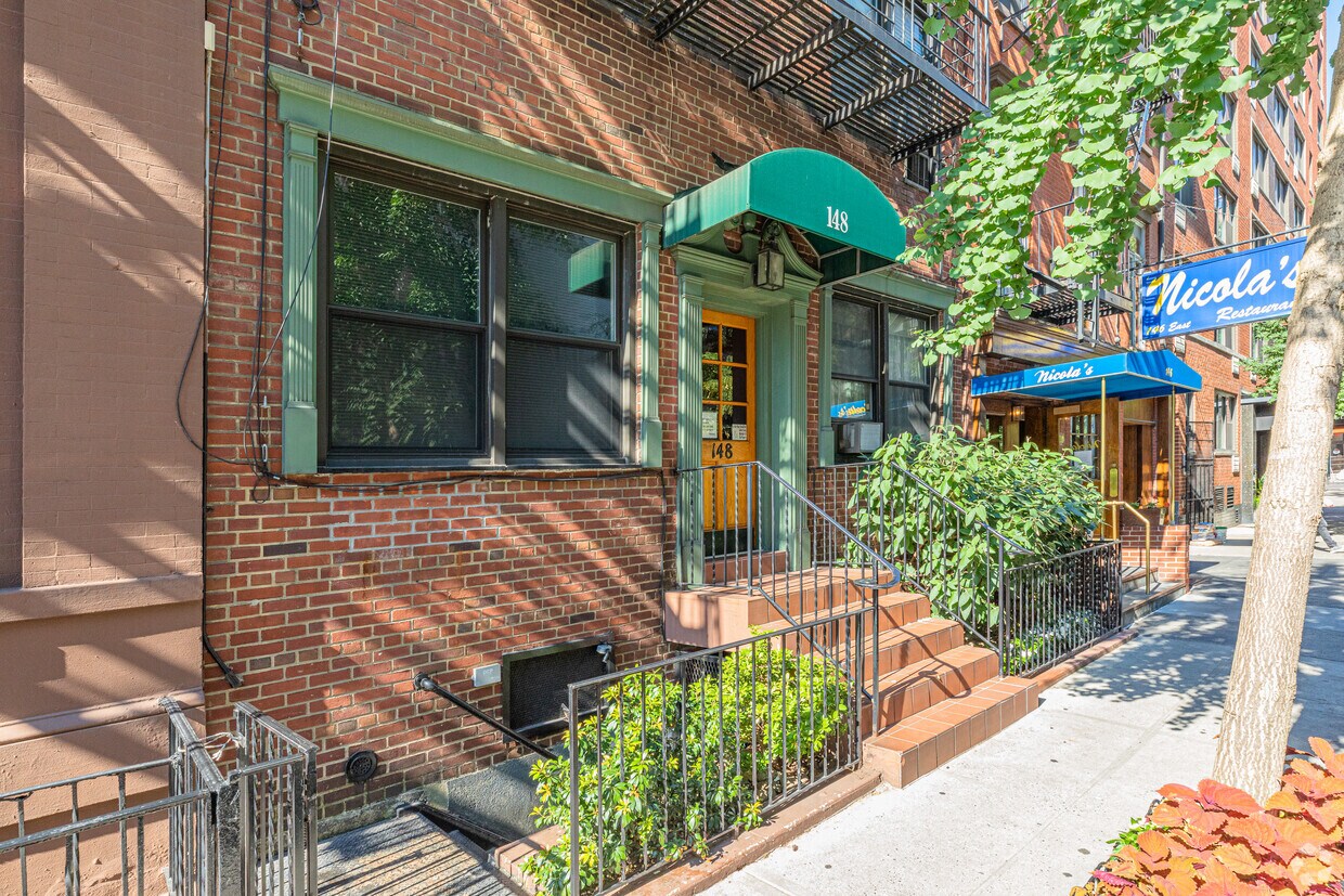 Entrada - 148 E 84th St