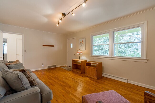 Foto del edificio - Adorable 3BR home on 1.65 Acre Park-Like S...