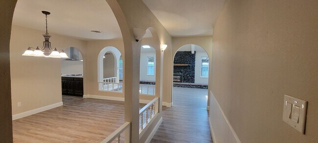 Foto del edificio - LARGE HOME IN NORTHEAST CLOVIS