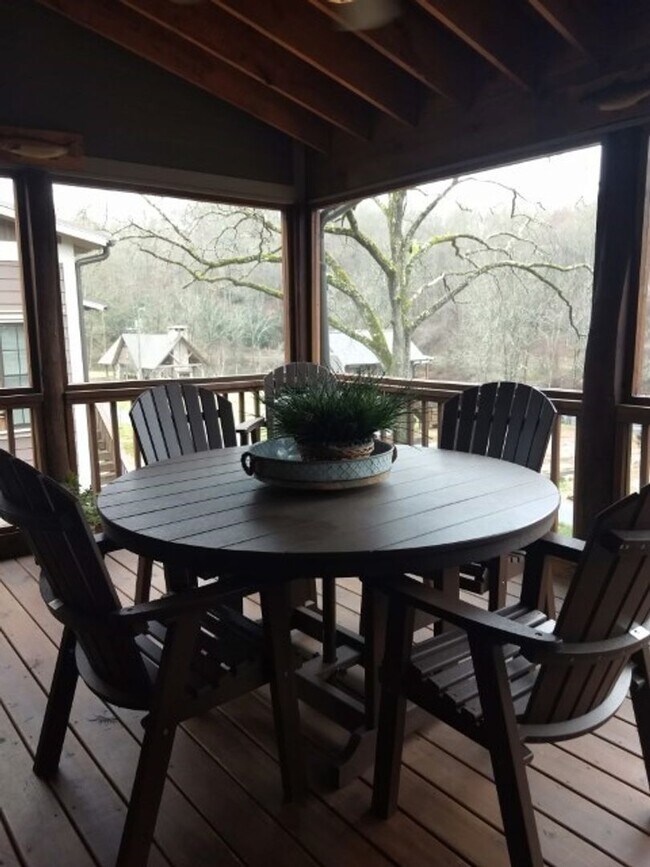 Foto del edificio - $2,150 - 3 Bedroom, 3 Bathroom Fully Furni...