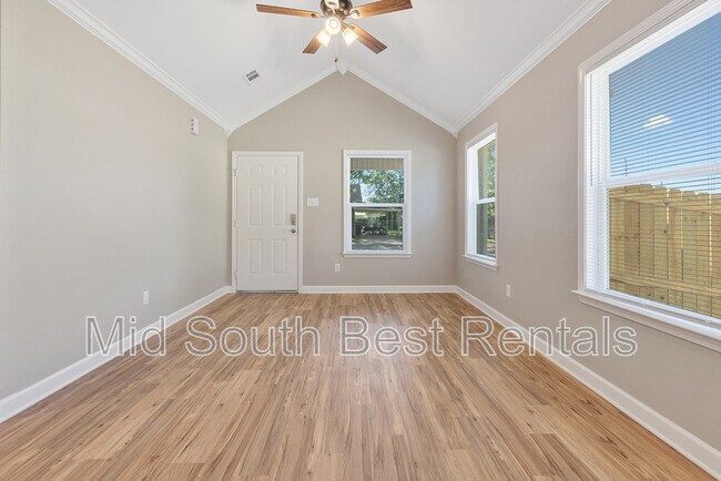 Foto del edificio - 170 Pike Ave