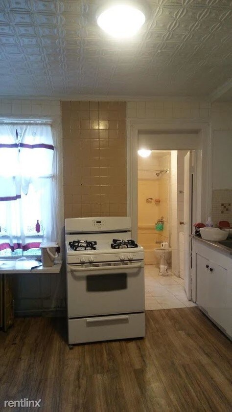 Primary Photo - 242 Montrose Ave