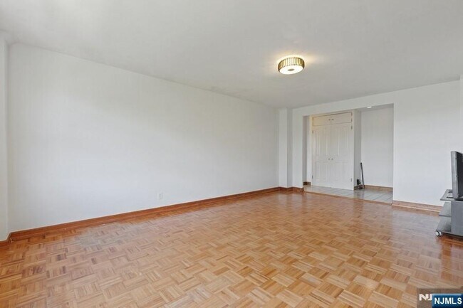 Foto del edificio - 2352 Linwood Ave