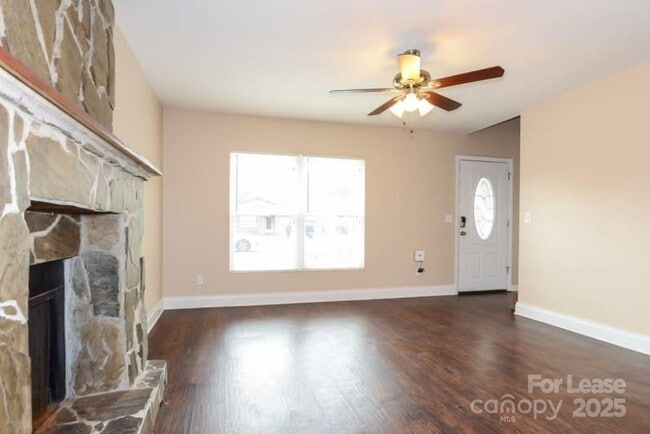 Foto del edificio - 4039 Rutherford Dr