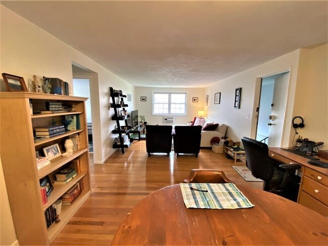 Building Photo - 8 Colonial Village Dr