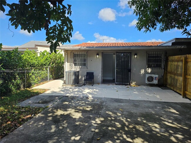 Foto del edificio - 7418 SW 21st St