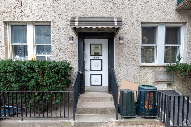 Building Entrance - 204 Calyer St