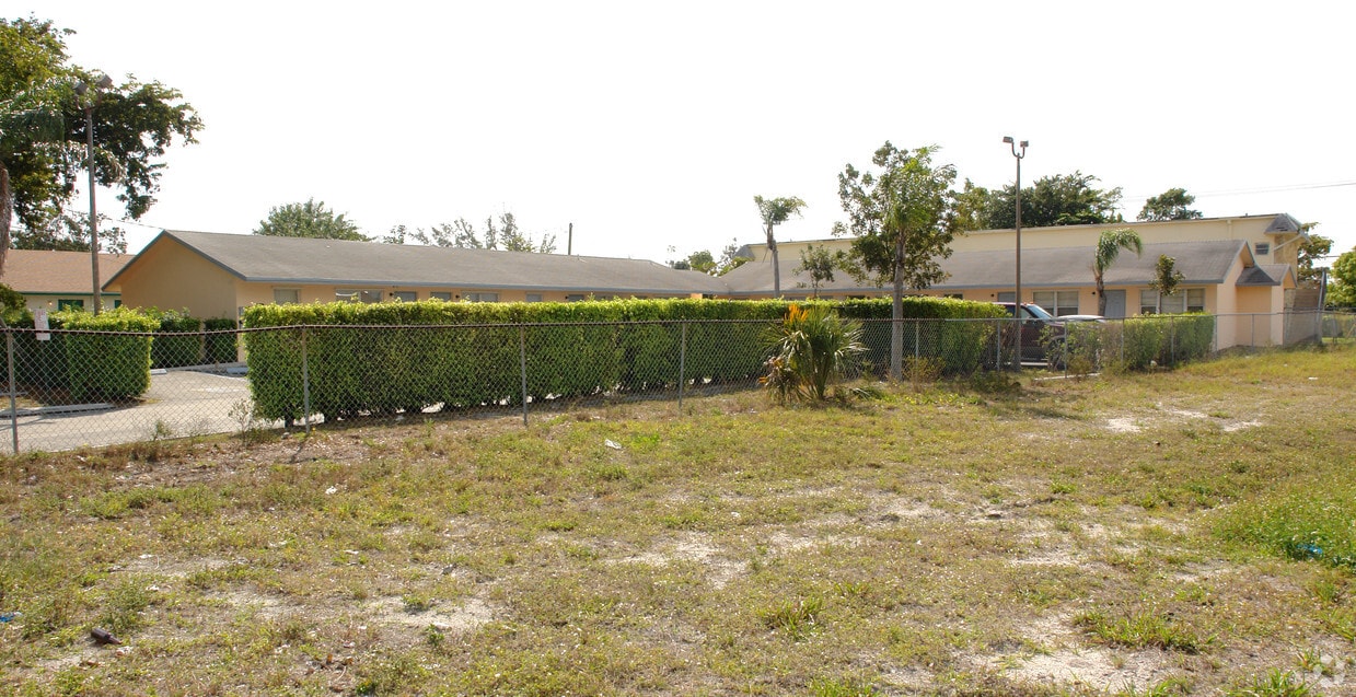 Building Photo - Triangle Apartments