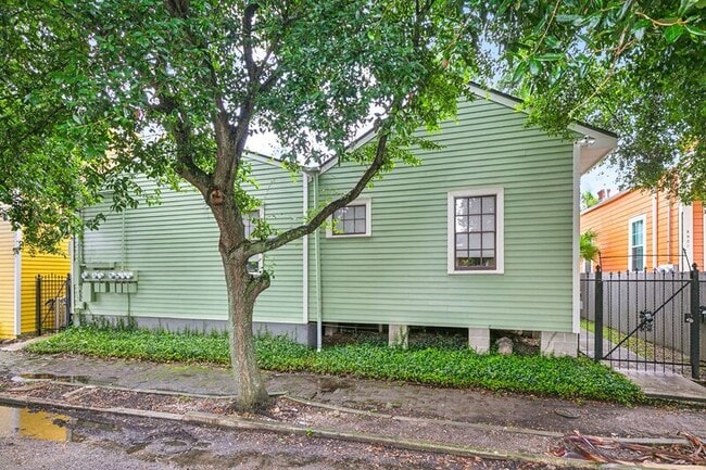 Building Photo - 3931 Annunciation St.
