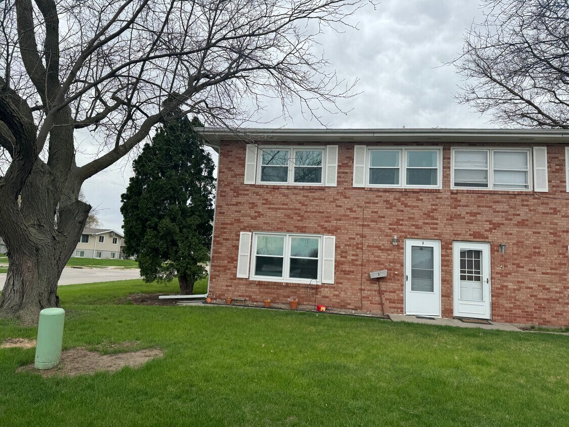 2421 Crescent Dr Unit 3, Cedar Falls, IA 50613 Condo for Rent in