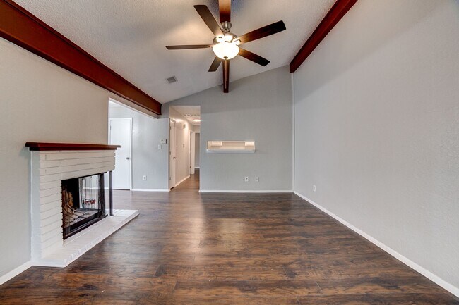 Foto del edificio - 2 bed/ 1 bath Located Next to Major Highways!