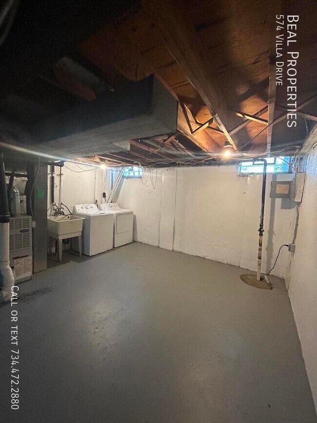 Building Photo - 574 Villa Dr