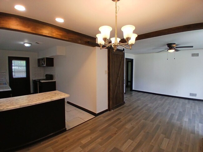 Foto del edificio - Beautiful 3 bedroom 1 bath home - Open To ...