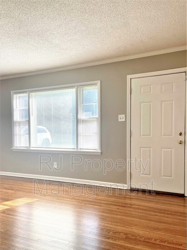 Building Photo - 3641 Bishops Bridge Rd