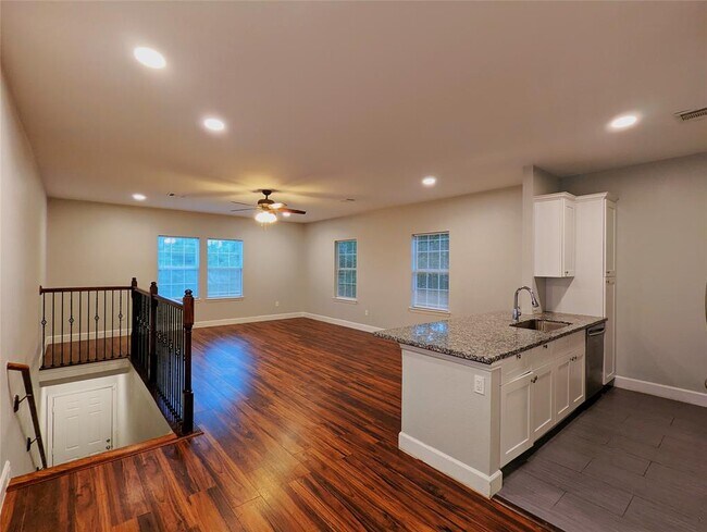 Building Photo - 310 E 31st St