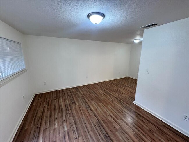 Foto del edificio - 8207 Sam Rayburn Dr