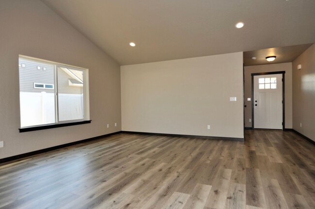 Building Photo - 4 bed 2 bath Rancher Lancaster & Meyer