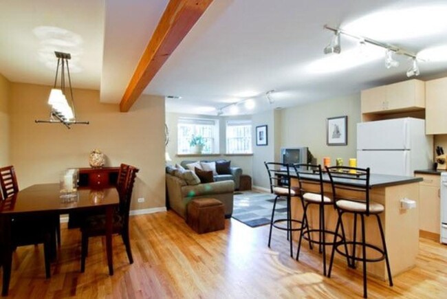 Foto del edificio - Beautiful 2 Bed, 1 Bath Condo Garden Unit ...