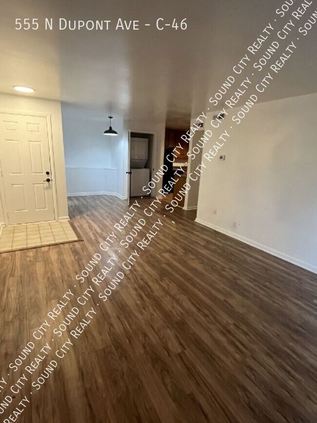 Building Photo - AVAILABLE NOW • 2 Bed/ 1 Bath condo • Madison