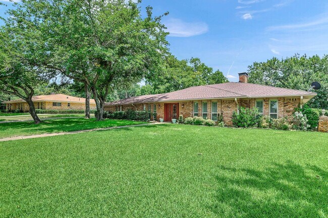 Building Photo - WEST SHERMAN 5/3/3 BEAUTY FOR LEASE!